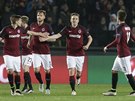 Sparantí fotbalisté se radují z gólu. Uprosted jeho autor Boek Dokal.