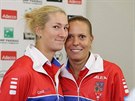Denisa Allertová (vlevo) a Lucie Hradecká pózují po losu semifinále Fed Cupu v...