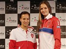 Karolína Plíková (vpravo)  a Viktorija Golubicová pi losu semifinále Fed Cupu...