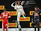Ti nejlepí z Velké ceny íny formule 1. Uprosted vítz Nico Rosberg, vlevo...
