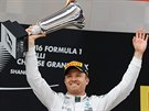 Nico Rosberg s pohárem pro vítze Velké ceny íny formule 1.
