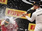 Vítzný Nico Rosberg z Mercedesu sprchuje ampaským krajana ve slubách...