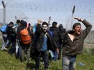 Makedonská policie v nedli pouila slzný plyn proti stovkám migrant, kteí se...