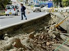 Jihozápad Japonska postihlo zemtesení. Poniilo i dálnici u msta Maiki (15....