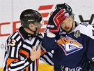 Jan Ková z Magnitorogrsku debatuje ve finále KHL s rozhodími.