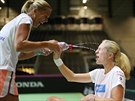 Lucie Hradecká (vlevo) a Denisa Allertová lakují na tréninku eských tenistek...