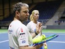Tenisový trenér David Kunst hovoí na tréninku ped zápasem Fed Cupu ve...