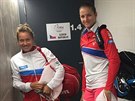 Karolína Plíková (vpravo) a Barbora Strýcová ped tréninkem eských tenistek...