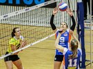 Darina Koická (9) z Olomouce nahrává spoluhráce Bet Dumaniové v zápase s...