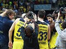 Basketbalisté Fenerbahce Istanbul slaví výhru nad Realem Madrid. Zcela vlevo...