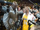 Shaq O´Neal vítá nkdejího paráka Kobeho Bryanta mezi basketbalovými dchodci.