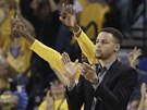 Stephen Curry tleská svým spoluhrám z Golden State.
