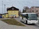 U vlakov�ho n�dra�� je sedm zast�vek. U� te� jde prakticky o druh� autobusov�...