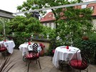 Rozkoný balkonek restaurace v Palffyho paláci, která na jae nabízí hned...