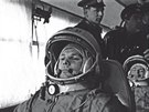 V autobusu cestou na startovní rampu 12. 4. 1961. Za Gagarinem sedí jeho...