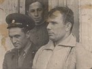Major Achmed Gasijev vychází s Jurijem Gagarinem z velitelství základny...