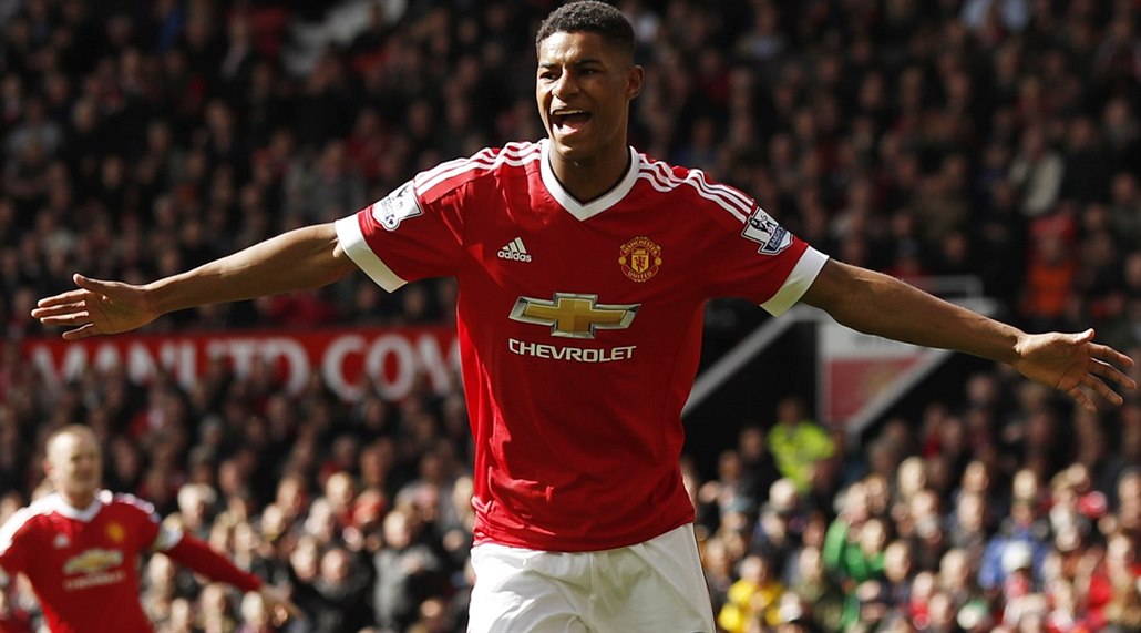 TALENT ST�ÍLÍ JEDEN GÓL ZA DRUHÝM. Marcus Rashford slaví trefu do sít� Aston...