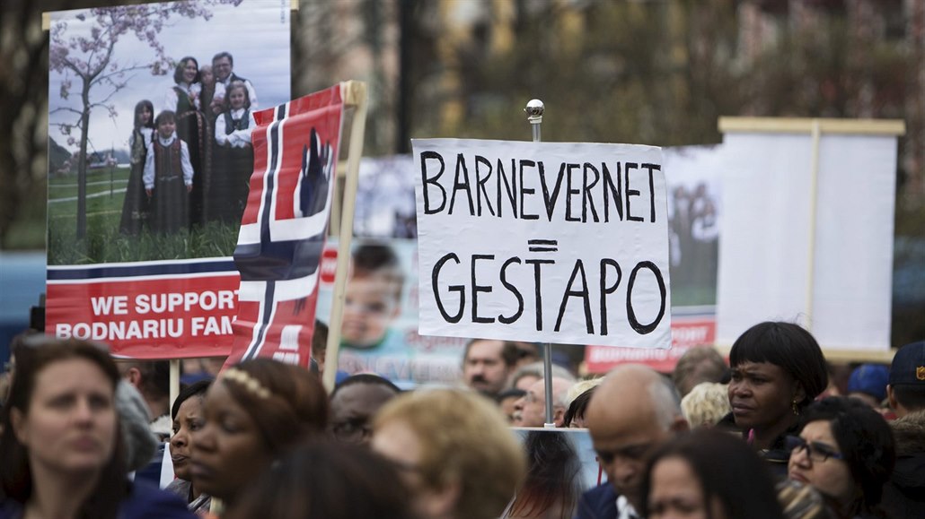 Demonstrace proti odebírání d�tí norským ú�adem z dubna 2016