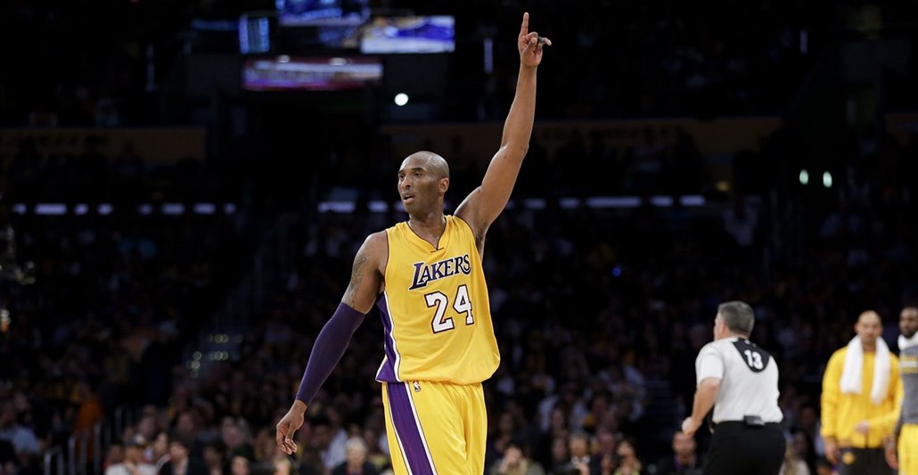 Kobe Bryant s číslem 24, které nosil ve druhé polovině své kariéry v Los Angeles Lakers. 