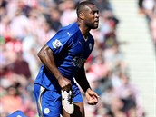 OBUT NEOBUT. Kapitn Leicesteru Wes Morgan piel v jednom ze souboj o...