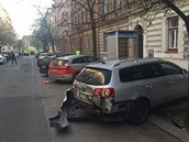 idi na Vinohradech naboural destky zaparkovanch aut (12. dubna 2016).