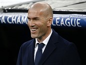 SMV. Fotbalist Realu Madrid dlali Zinedinemu Zidanemu radost.