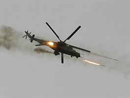 Vrtulnk irck armdy v bojch s Islmskm sttem nedaleko Kirkku (11. dubna...