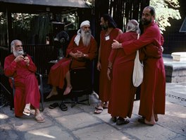 Stoupenci Bhagvána Šrí Radžníše v ašramu v západoindické Púně. Snímek pochází...