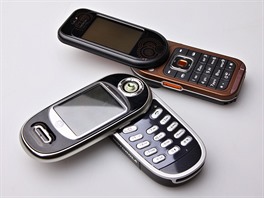 Motorola V80 a Nokia 7373