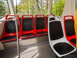 P�edstavení inovovaného tramvajového vozu typu 14T. Tramvaj 14T, která prochází...