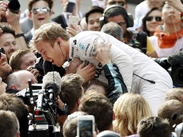 Nico Rosberg z týmu Mercedes se raduje z triumfu ve Velké cen íny. Ani ve...