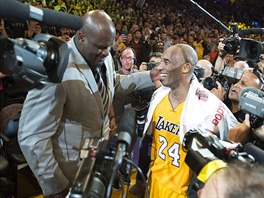 Shaq O´Neal vítá někdejšího parťáka Kobeho Bryanta mezi basketbalovými důchodci.