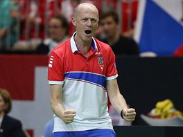 RADOST. Fedcupový kapitán Petr Pála se raduje v pr�b�hu duelu Barbory Strýcové...