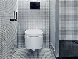 Mosazné prvky se v druhé šedozelené koupelně promítly do sprchové vintage...