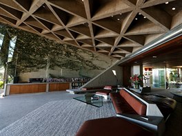 Vila má unikátní betonovou střechu a kazetový strop se 750 zasklenými otvory....