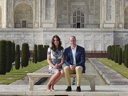 Britský princ William a jeho manelka Kate ped mauzoleem Tád Mahal (Agra, 16....