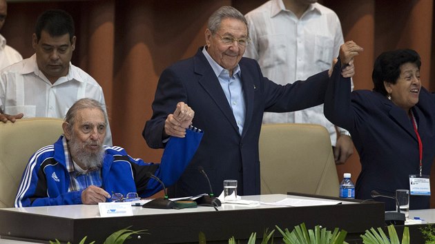 Fidel Castro (vlevo) se svm bratrem Ralem, souasnm prezidentem zem, na sjezdu komunistick strany. (19. dubna 2016)