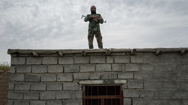 Kurdt bojovnci u hranic Srie na severozpad Irku (9. dubna 2016)