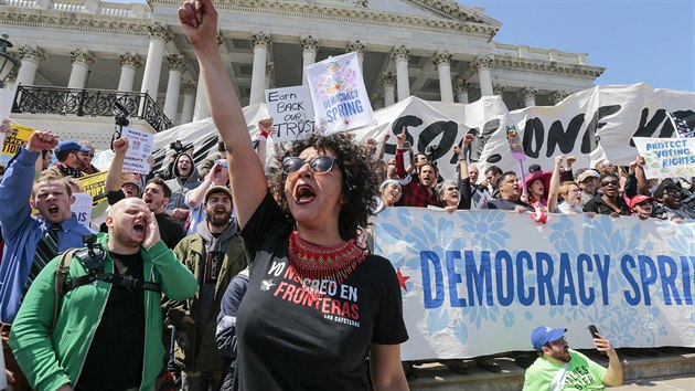 Demonstranti ped Kapitolem ve Washingtonu (11.4.2016).