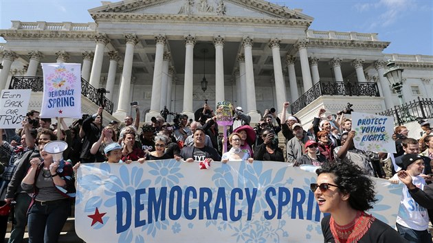 Demonstranti ped Kapitolem ve Washingtonu (11.4.2016).