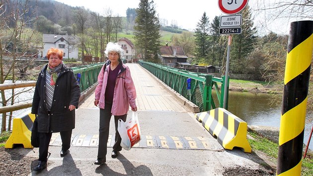 Na přetěžovaný ohrožený most přes Ohři v Šemnici už se kamiony díky sloupům a svodidlům nedostanou.