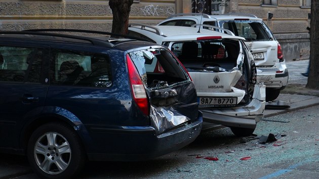 Policista na praskch Vinohradech naboural pes padest zaparkovanch aut (12. dubna 2016)