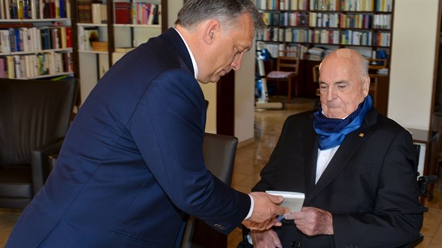 Maarsk premir Viktor Orbn (vlevo) navtvil bvalho nmeckho kancle Helmuta Kohla (19.4.2016)