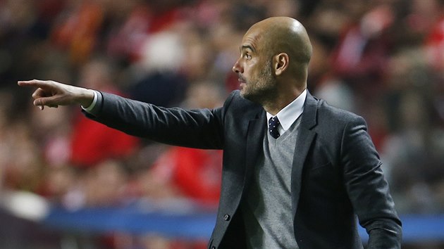 TAMHLE MUSÍ B̎ET! Pep Guardiola, trenér Bayernu Mnichov, diriguje své...