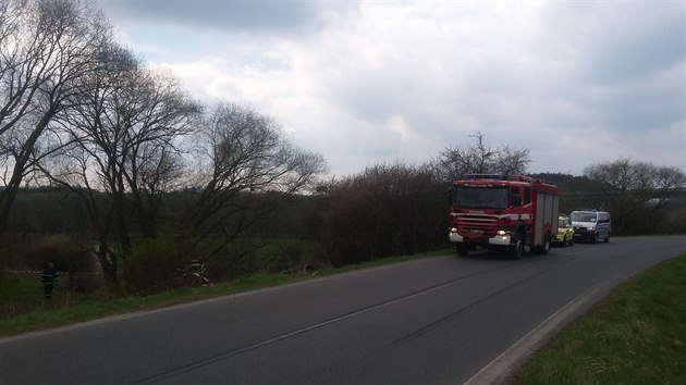 Na silnici ze Starho Plzence do Koterova se v nedli odpoledne zabila ptadvacetilet idika. Zejm ve vysok rychlosti nezvldla zen.