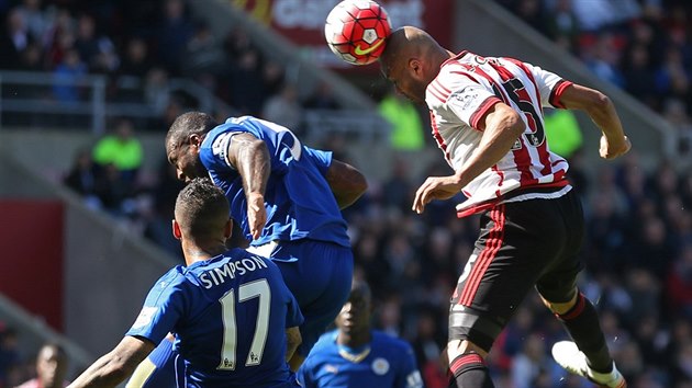 Obrnce Sunderlandu Younes Kaboul se objevil v nejvt domc anci prvnho poloasu, jeho hlavika ale mezi temi tyemi neskonila. V souboji s nm kapitn Leicesteru Wes Morgan.