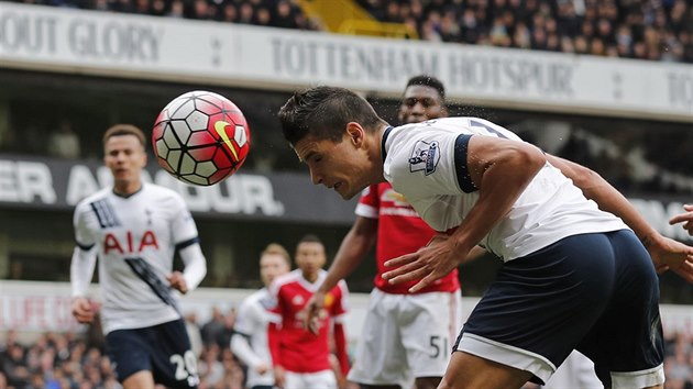 TUTOVKA. Nejvt anci Tottenhamu v prvnm poloase nepromnil Erik Lamela, kter hlavikoval z vyloen pozice vedle brny Manchesteru.