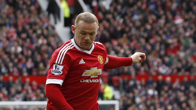 NVRAT KAPITNA. Wayne Rooney se zotavil ze zrann a v utkn proti Aston Ville nastoupil poprv od nora v zkladn sestav Manchesteru United.
