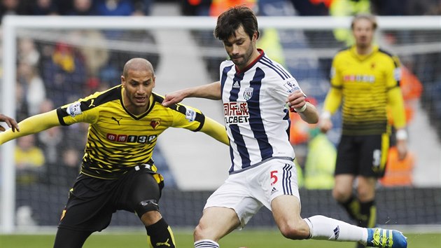 Claudio Yacob z West Bromwiche pihrv m ped dotrajcm Adlene Guediourou v dresu Watfordu.