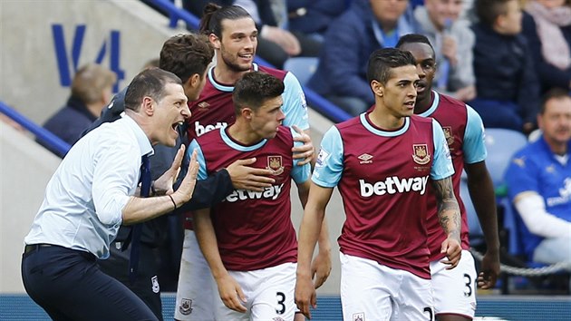 DOKONAL� OBRAT? Fotbalist� West Hamu se raduj� z druh�ho g�lu do s�t� Leicesteru i s tren�rem Slavenem Bili�em.